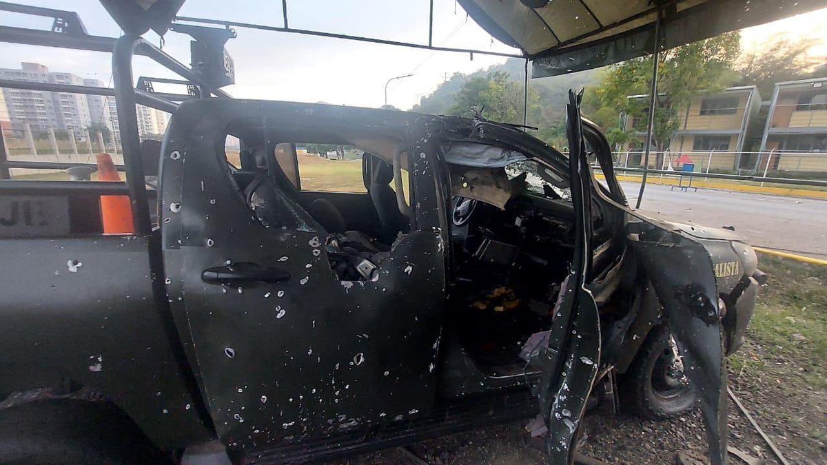 Vendo Hilux 0 kilómetros un solo dueño, sin firmante se fue del país y no regresa. Algunos detalles de tapicería y pintura 35.0000. Parte dos baterías antiaéreas sin usar también con detallitos de pintura