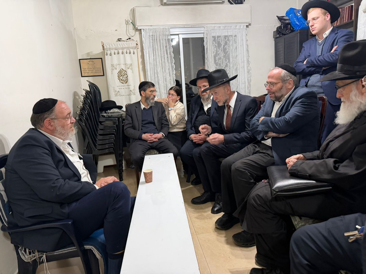 יו״ר סיעת יהדות התורה ח״כ אורי מקלב בניחום אבלים אצל איציק ברנר סגן ראש מועצת גבעת זאב