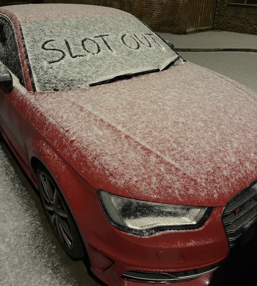 Davy1pool's tweet image. Snowing.