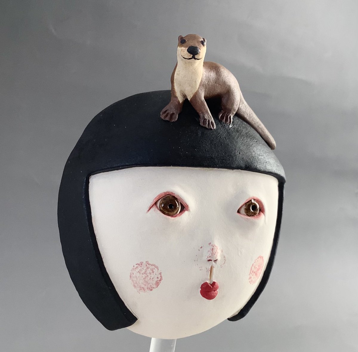 Girl and Otter. The lonely otter we saw in a zoo last September was a model. He seemed to be waiting for someone to return. As I was unable to make him happy then, I wanted to make him happ as my work. That’s how my first ever otter has come into existence. 
#art #otter #ceramics