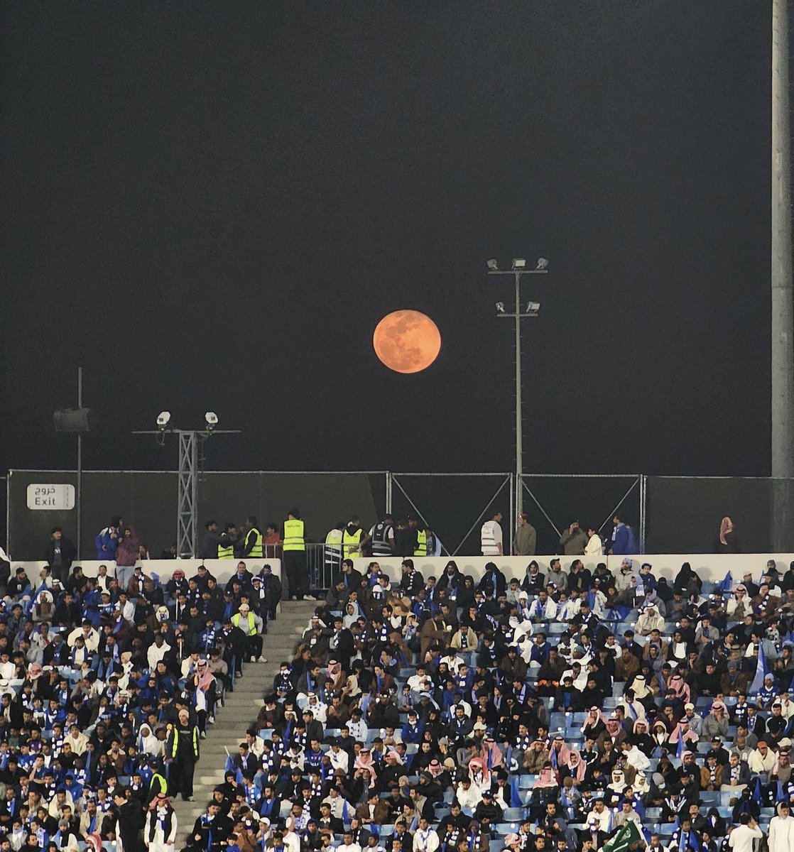 "أبهـا كذا .. هلال وقمر وصداره💙"