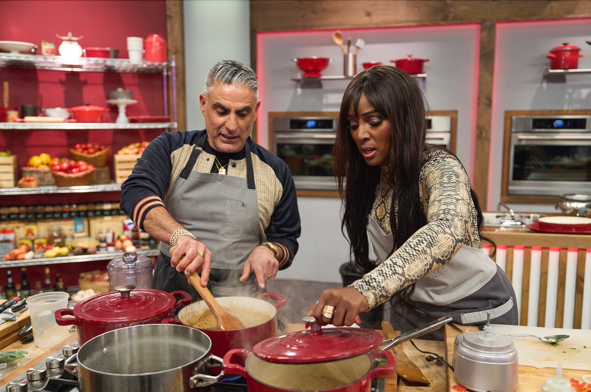 FoodNetwork's tweet image. .@jeffmauro and @mastercheftd are on a mission to turn these celebrity recruits from culinary flops into kitchen champs. 

With $25,000 for charity at stake, will they learn to sizzle like pros... or crash and burn spectacularly? #WorstCooks is all-new TONIGHT at 8|7c.