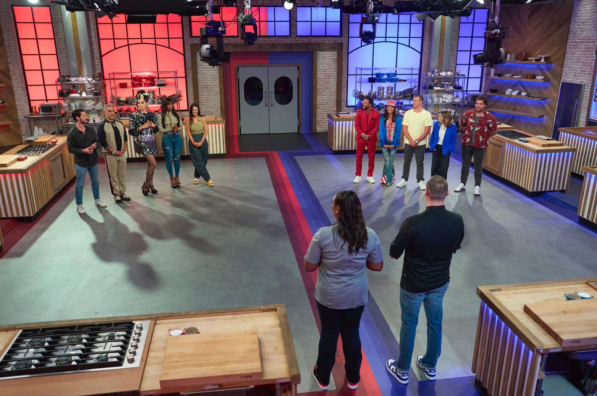 FoodNetwork's tweet image. .@jeffmauro and @mastercheftd are on a mission to turn these celebrity recruits from culinary flops into kitchen champs. 

With $25,000 for charity at stake, will they learn to sizzle like pros... or crash and burn spectacularly? #WorstCooks is all-new TONIGHT at 8|7c.