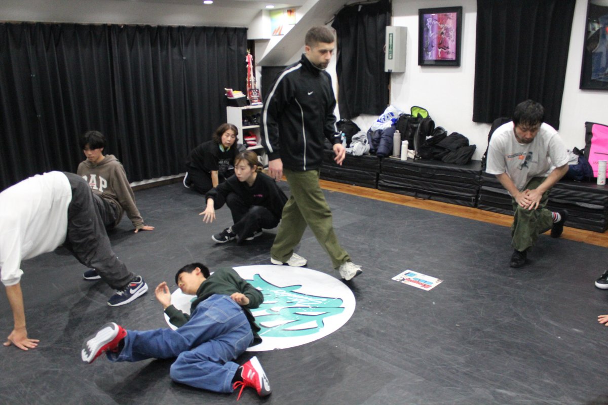 ethic_dance's tweet photo. ✏️トランディション

ブレイクダンスでは
「技と技の繋ぎ」を意識することの大切さを学びました。
ウィンドミルから次の技へ繋いだり、
フットワークからパワーへスムーズに移行する技術は難しい。

でも練習を重ねるほど
動きのバリエーションは一気に増えていきます。

#横浜 #ブレイクダンス https://t.co/QqIILBEMBa