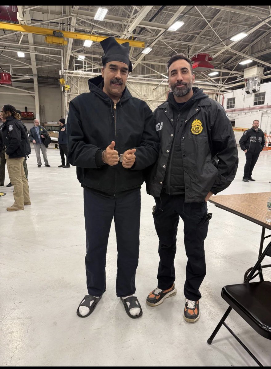 abierkhatib's tweet image. How come he’s wearing a different outfit in each picture? and why he’s smiling? Looks like he cut a deal!