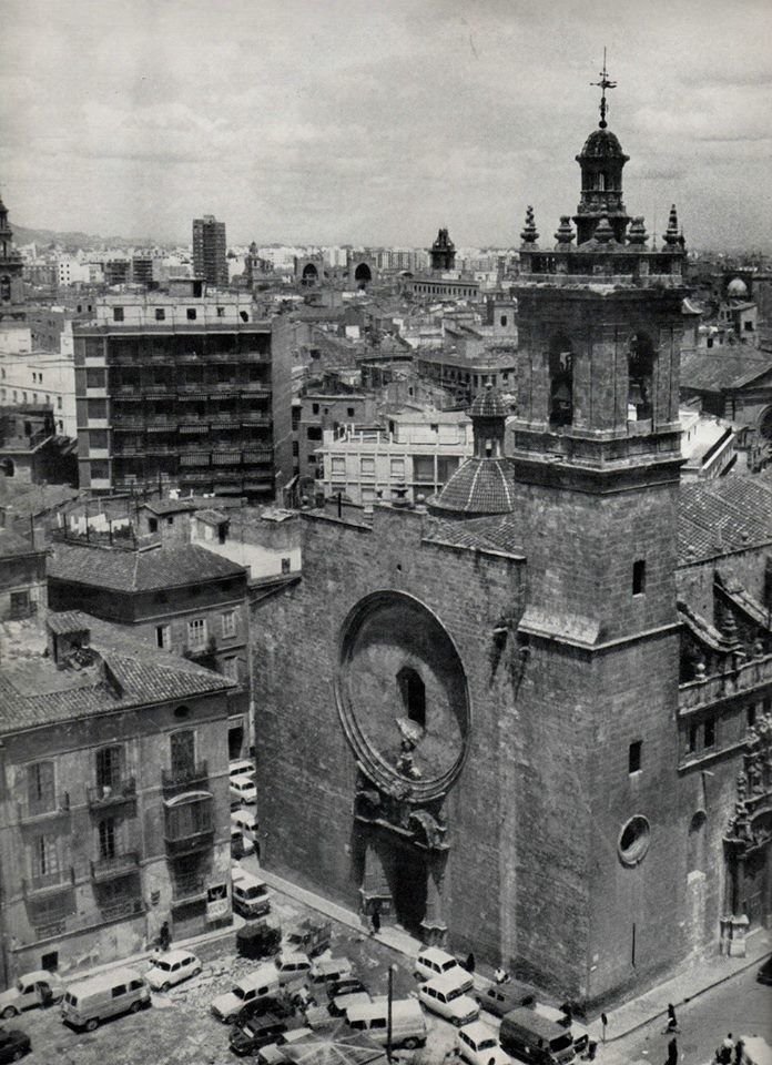 València, anys 1970. L'església de Sant Joan del Mercat i la plaça de Bruges.