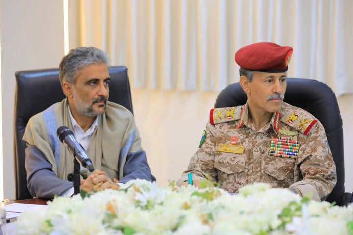 حيا الله ...#رجال_المرحلة.والحمدالله على السلامة 

بكم يرفع الشعب اليمني راسه ويشمخ عاليا مواجها لكل طواغيت العصر.