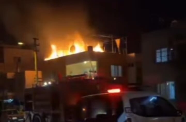 Press.tr  -
Payas İlçesi İstiklal Mahallesi’nde müstakil bir evin damında patlama sonrası yangın çıktı.
 İtfaiye ekipleri yangına kısa sürede müdahale etti. 
Can kaybı yok, maddi hasar var. Olayla ilgili inceleme başlatıldı.

#payas #hatay