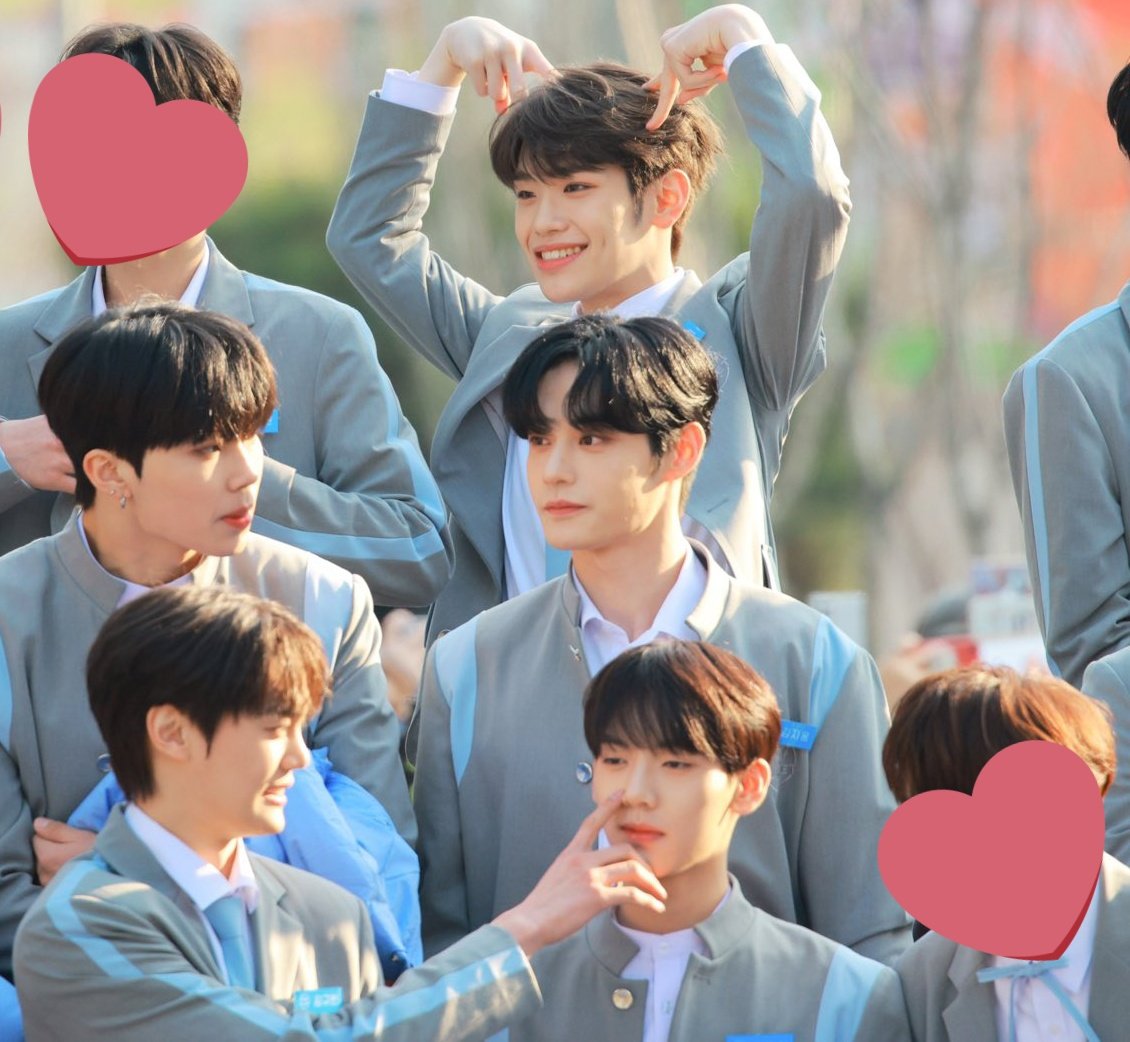 yupeaches's tweet image. 230105 first boys planet fanmeet and yujin was already surrounded by his precious hyungs, little trainee han yujin didn't know that in three years they would become his family #한유진