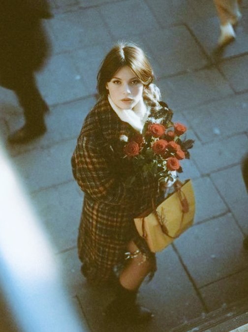 وما زِلتُ أكتب عنكَ كَ شخصً يرسل رسائل لحساب شخص ميت.