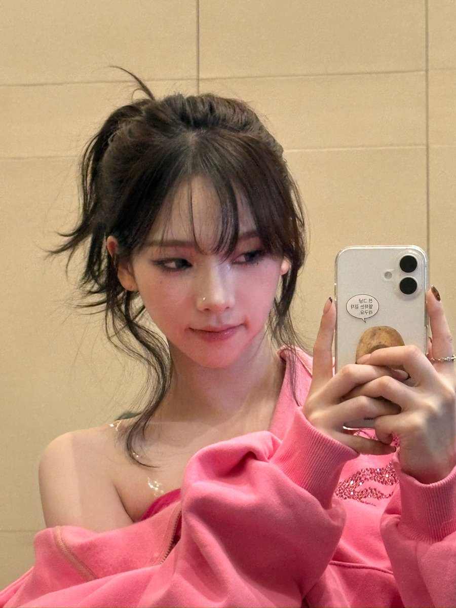 yjmist's tweet image. pink hoodie karina 🩷