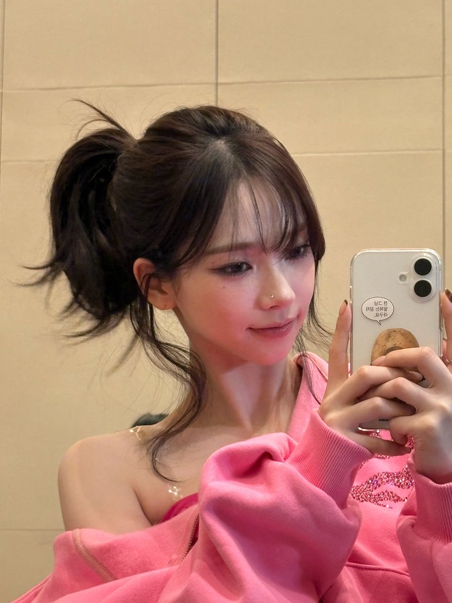 yjmist's tweet image. pink hoodie karina 🩷