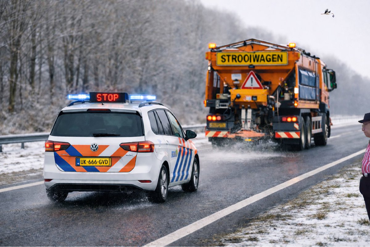 Politie #Urk heeft vandaag binnen de gemeente al drie strooiwagens tot stoppen gedwongen wegens werken op zondag. In één geval moest zelfs een waarschuwingsschot worden gelost #gladheid #sneeuw #zondagsrust