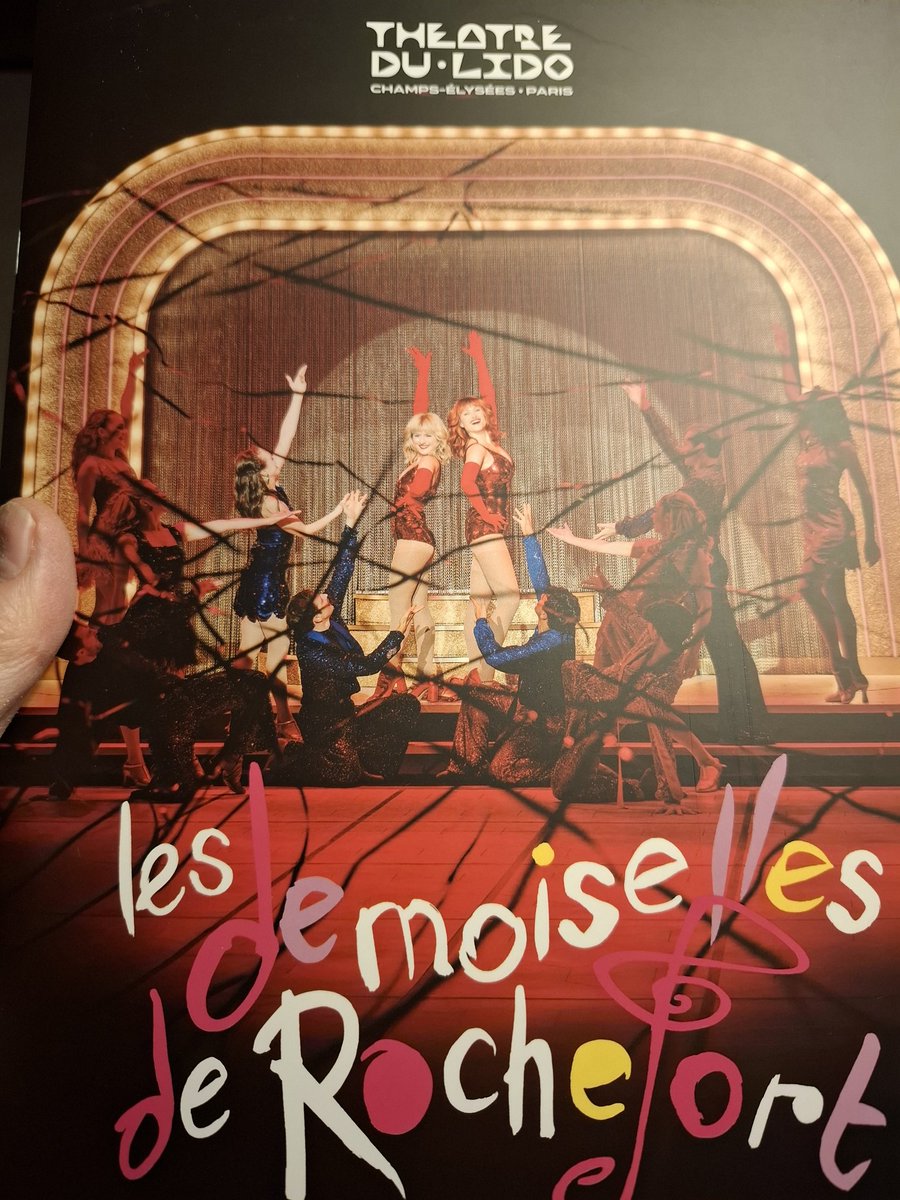 #AutreActu a vu👇 et c est époustouflant. Peu fan de #Demy j ai été embarqué par cette adaptation scénique dans un <a href="/LidoParis/">Théâtre du Lido</a> que je découvrais depuis sa rénovation très classe sur les Champs🌟 Chants, choré, lumière et scénographie hightech, tout est hyper réussi ! Champagne🥂