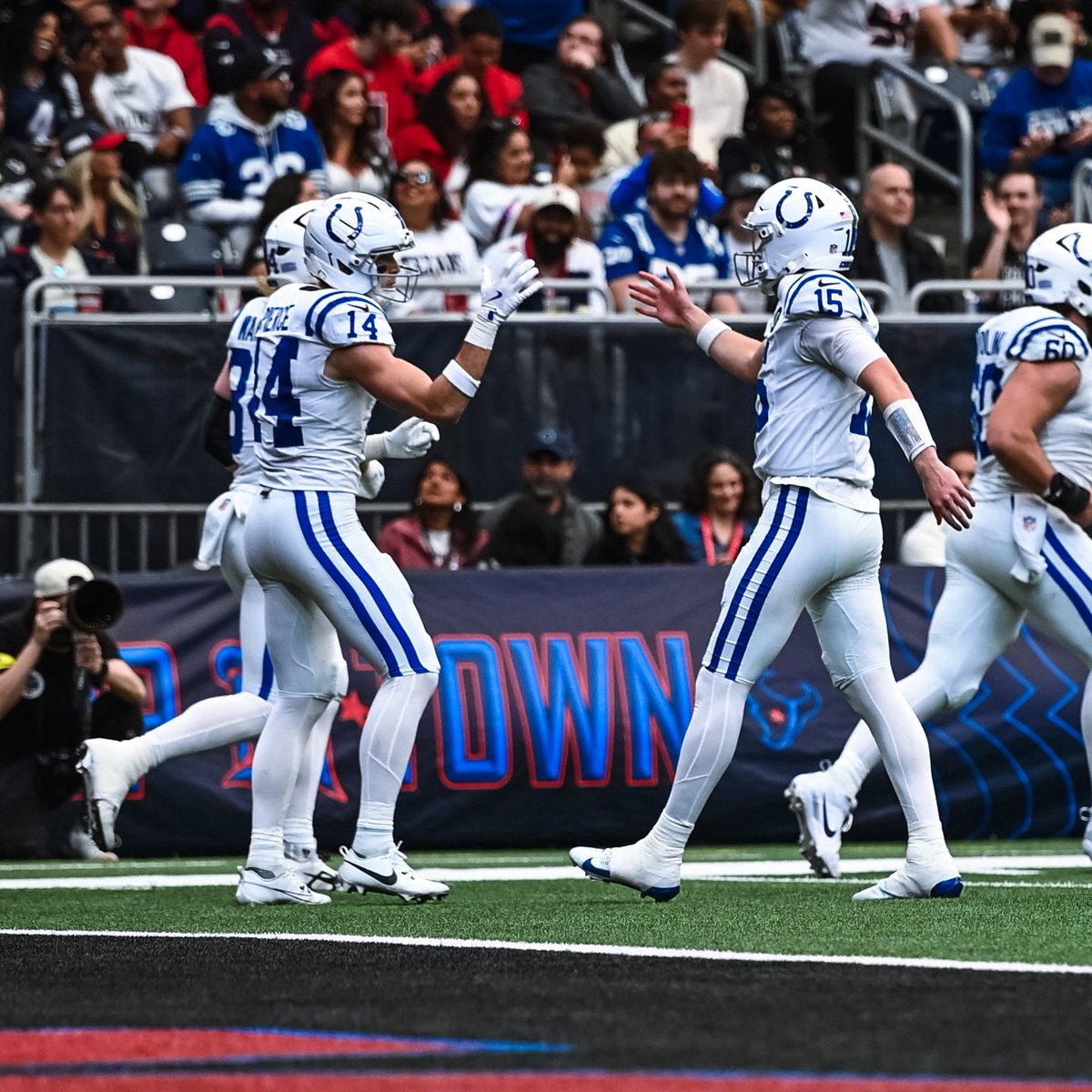 Colts's tweet photo. 🤝🤝🤝 https://t.co/aykan56cej