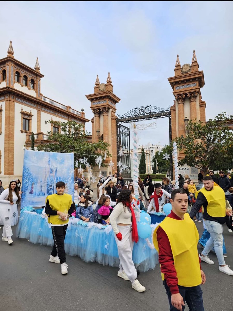 EncarnacionMlg's tweet image. 𝐂𝐀𝐁𝐀𝐋𝐆𝐀𝐓𝐀 | En la tarde de ayer, nuestra corporación tomó parte en la cabalgata de S.S.M.M. los Reyes Magos por nuestro distrito n° 7 ctra. de cadiz, repartiendo caramelos e ilusión a los más pequeños.

#LaEncarnacionDeDosHermanas 
#CofradiasMLG