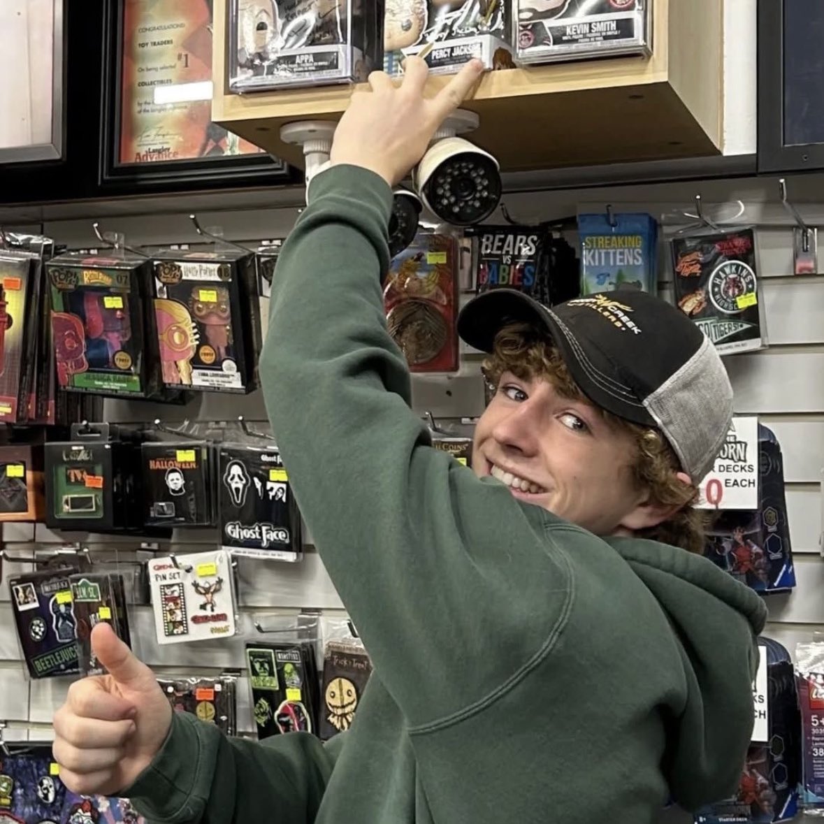 moonspercy's tweet image. i cannot believe he’s turning 17 tmrw