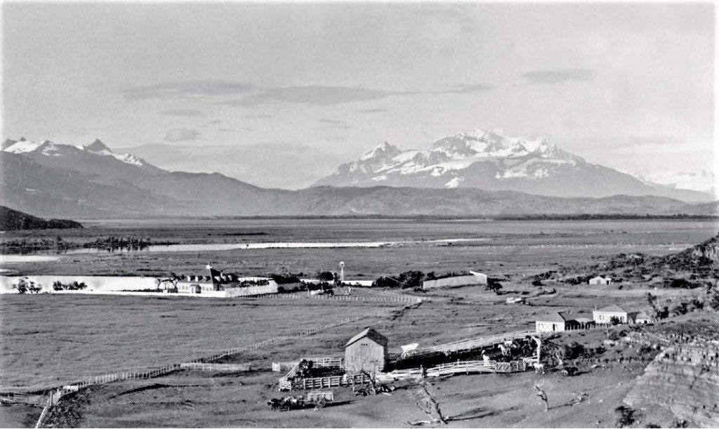 Les presento a Guido Monzino, explorador y escalador italiano, pionero en las Torres del Paine. 

Enamorado de la zona, Monzino compró tierras de la Sociedad Ganadera Río Payne (incluyendo la estancia donde hoy está la administración del parque, conocida como Villa Monzino). En