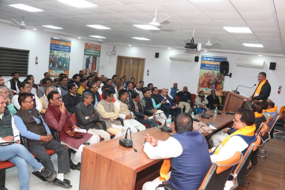 आज भोपाल स्थित भाजपा कार्यालय में भोपाल महानगर द्वारा विगत 1 वर्ष में किए गए संगठनात्मक कार्यों एवं अभियानों के क्रियान्वयन को लेकर पदाधिकारियों एवं अभियान की टोलियों के साथ बैठक कर समीक्षा की।

इस दौरान जिलाध्यक्ष श्री <a href="/BjpRavindrayati/">Ravindra Yati</a> एवं जिला प्रभारी श्री महेंद्र यादव उपस्थित