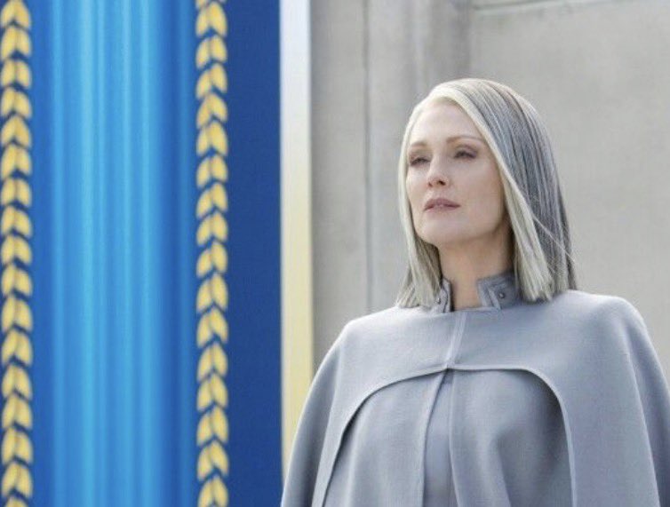 Siempre me ha sorprendido la profundidad de Suzanne Collins. Ella traslado a la novela y a la pantalla de una forma muy clara, distopica y extrema lo que muchas veces no se ve con claridad por la sutilezas o la arrogante falta de ella. 

"Panem hoy, Panem mañana, Panem siempre"