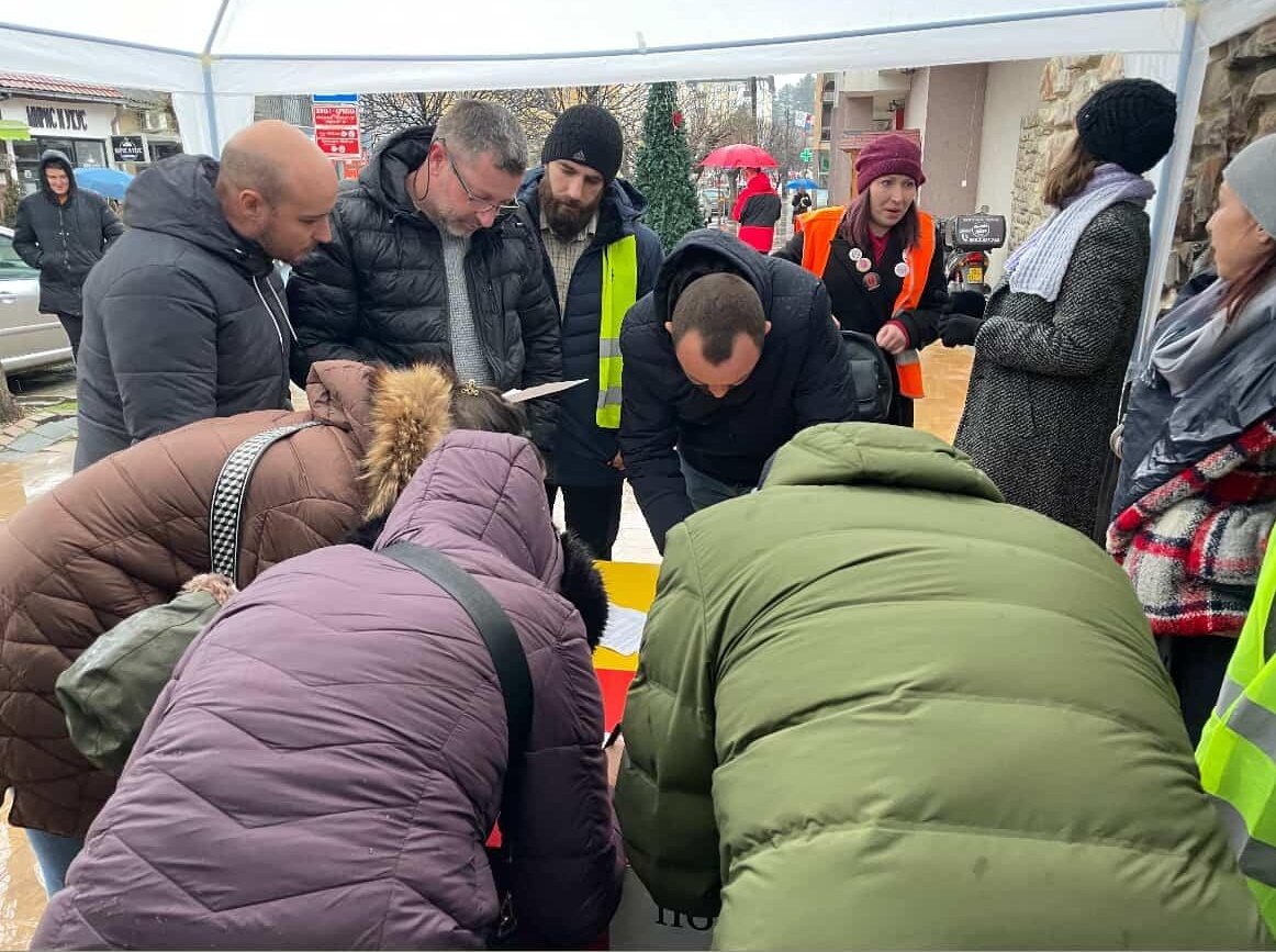 Брусјанима не сметају киша и снег, људи чекају у редовима да распишу победу👏