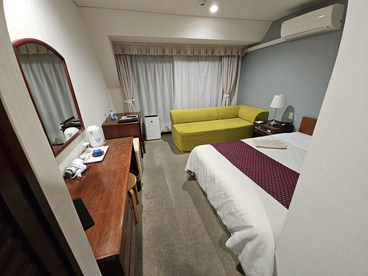 _rokkun_'s tweet image. 明日の午前中にリモート面接入ってるから遅くチェックアウトできるホテル探してたら5000円のホテル見つけてめちゃラッキー。
しかも広い