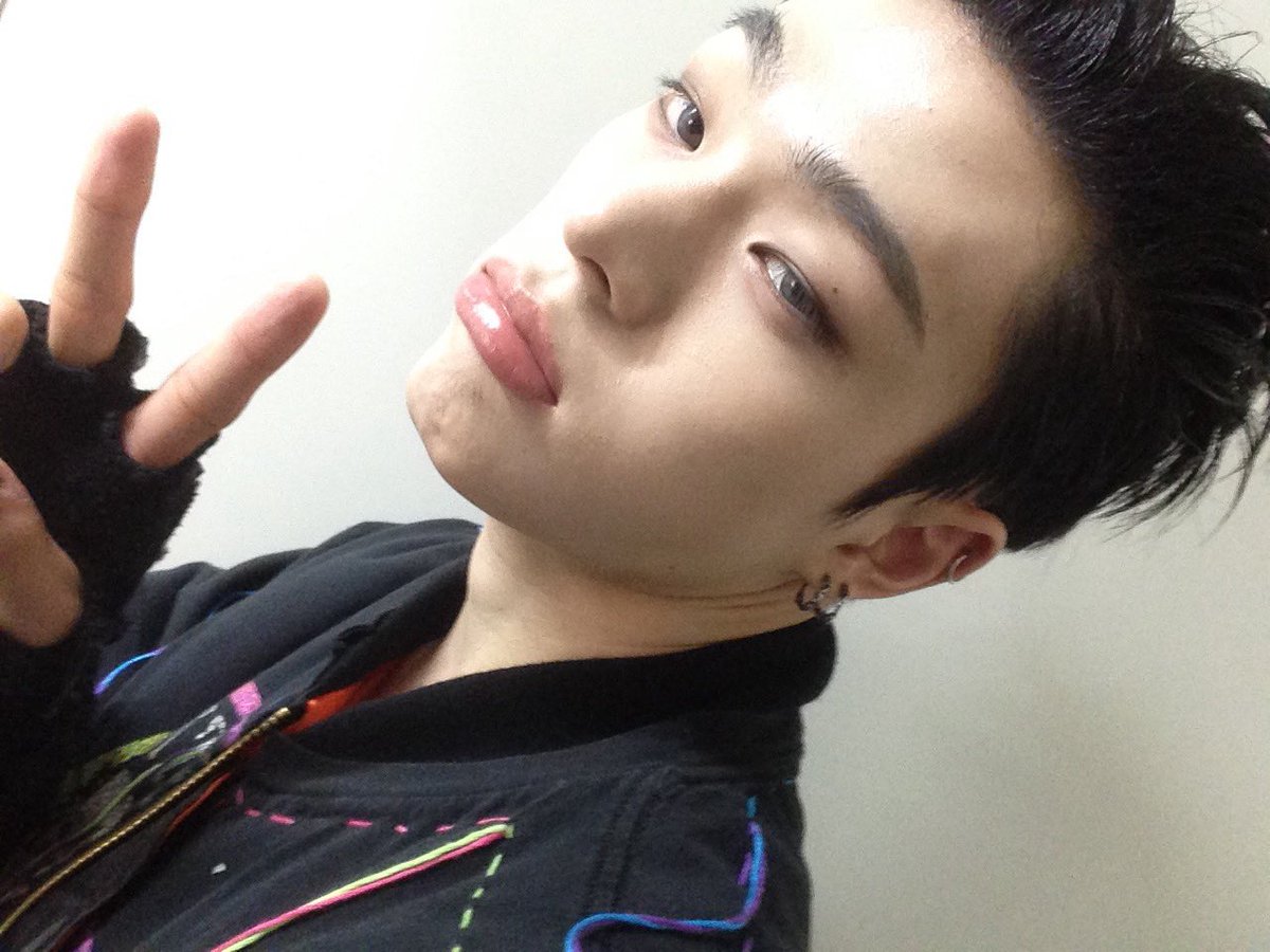 zzoo_nmin's tweet image. 우리 깜냥이 참 잘생겼어어어어