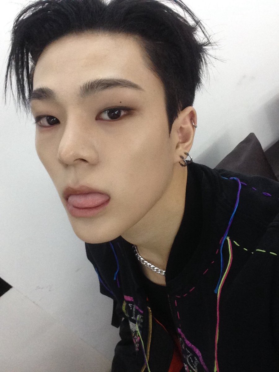 zzoo_nmin's tweet image. 우리 깜냥이 참 잘생겼어어어어