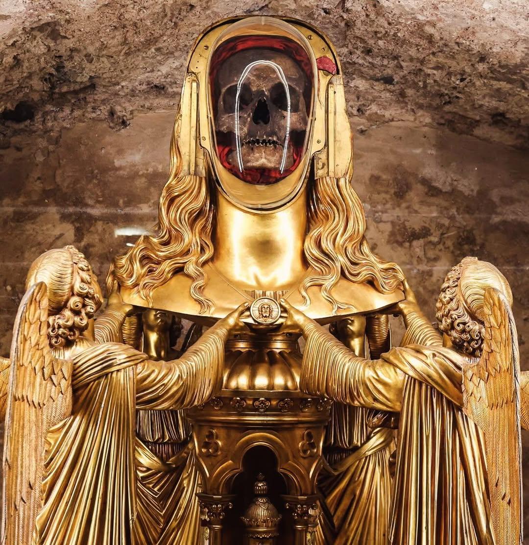 Fascinate_Hist's tweet image. The golden reliquary containing the purported skull of Mary Magdalene.