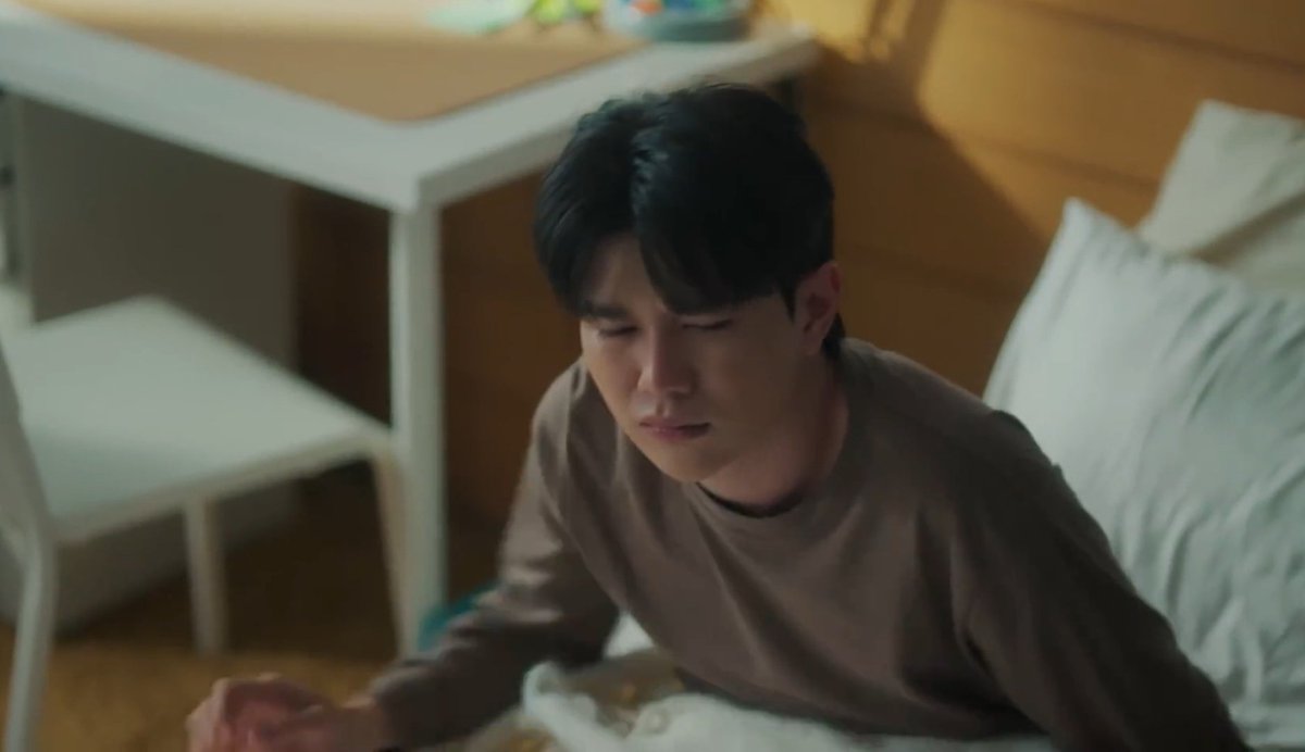 LucysVerdict03's tweet photo. O Phoon achava que precisava carregar o mundo nas costas, mas o Ep 3 provou que ele tem o melhor sistema de apoio. Ver os amigos segurando a mão dele quando tudo parecia desmoronar foi a coisa mais linda! Amizade é a verdadeira âncora dele. #BesideTheSky #Phoon #BesideTheSkyep3 https://t.co/gWnaXP28I3