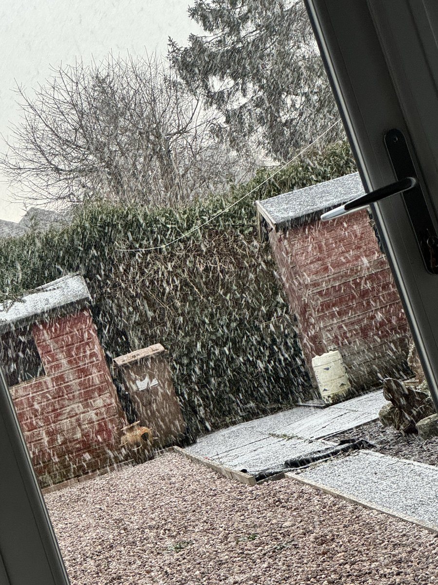 chezlar's tweet photo. 5 mins after saying yes the ice is gone from the footpaths 💀 https://t.co/eOtRJIAMz5