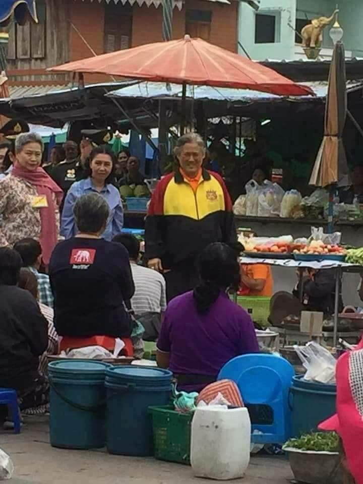 HupzdNM9qWxEwUq's tweet image. สมเด็จพระเทพฯ ท่านกลับบ้าน(พระตำหนัก) ที่จังหวัดอุทัยธานี เพื่อปฏิบัติพระราชกรณียกิจ แล้วเสด็จพระราชดำเนินมายังตลาดสด พร้อมกับข้าราชบริพารเพียงไม่กี่คนโดยพระองค์ทรงจับจ่ายใช้สอยอย่างสามัญชน ทั้งนี้พระองค์ยังทรงได้ตรัสถามความเป็นอยู่ทุกข์สุขของพสกนิกรในตลาด อยากเป็นคนอุทัยจัง