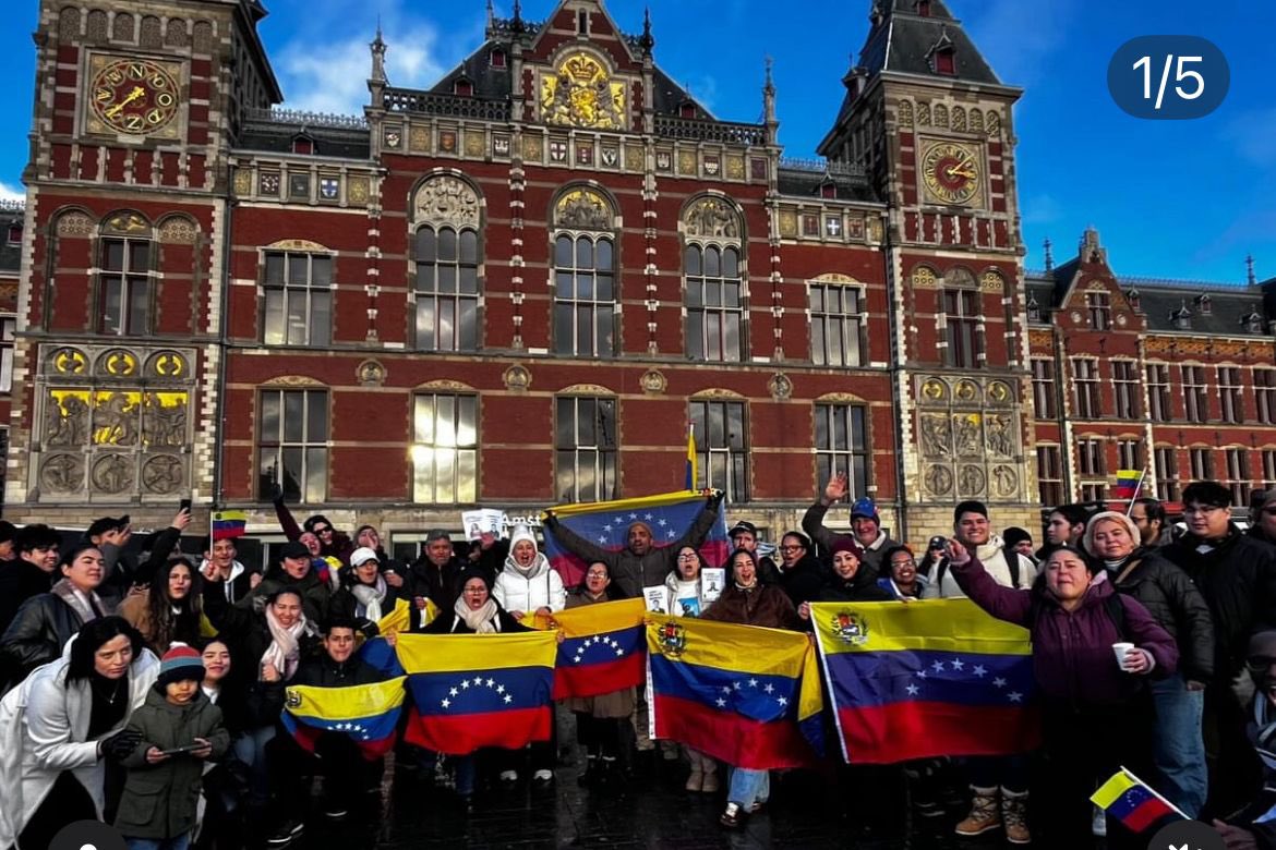 🇻🇪| Hoy nos dimos cita en las afuera de la Estación Central de Amsterdam para celebrar, junto a la comunidad venezolana, el arresto del director Nicolás Maduro.