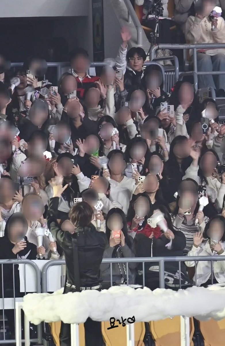 Lu_exo82's tweet image. This is the cutest picture i've seen today 😭 
my XiuBaek 😭❤️‍🩹
#Xiumin #Baekhyun