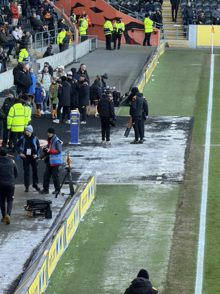 HTAM96's tweet image. I'm sorry but that's deliberate. There is no way that all the ground staff missed that until half an hour before kick off.