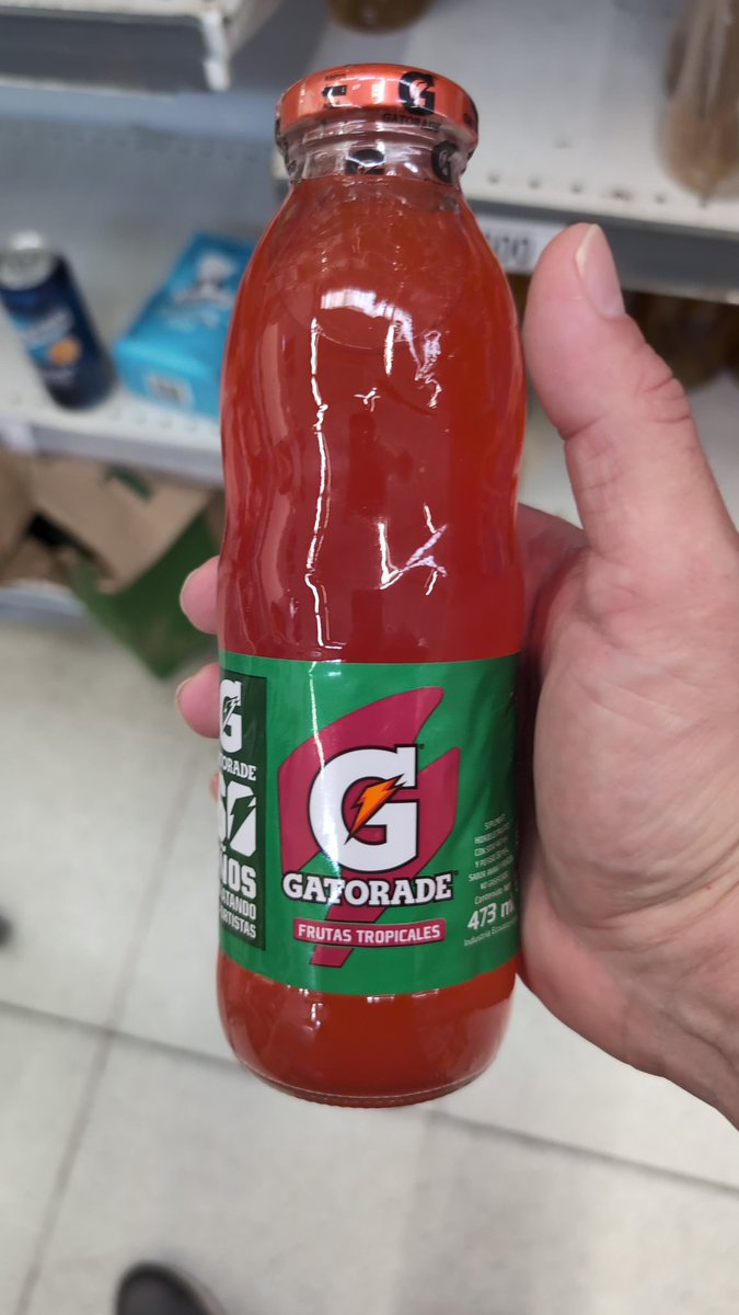 Che Gatorade, si vas a hacer la botella de vidrio aniversario, con todos los problemas que tenía por ser de vidrio, al menos hacé LA botella de Gatorade original, no está que parece de puré de tomate berreta