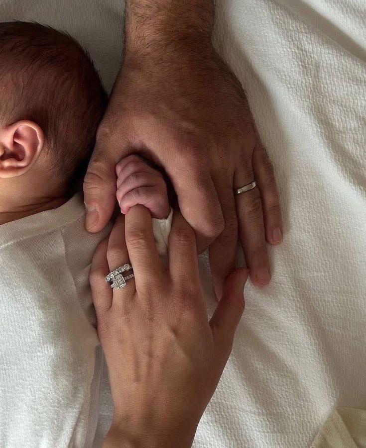 pizgaczatko's tweet image. „- Kiedy pojawia się mroczny dzień, skupia się na tym, co jest dla niego najważniejsze. To pomaga mu odnaleźć
światło wokół ogarniającej go ciemności.

[…] 

– Myśli o nas.”

#theremainsofhellish