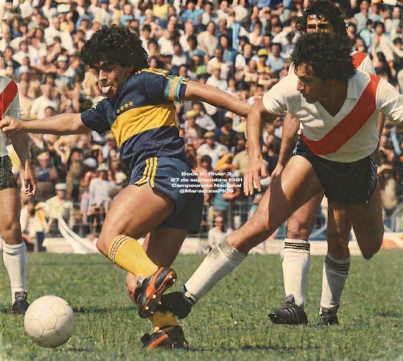 MaradonaPICS's tweet image. A que nunca viste esta foto?
Diego contra River en la Bombonera jugado un domingo a la mañana y con una perlita: los Puma naranjas! Nunca más los usó.