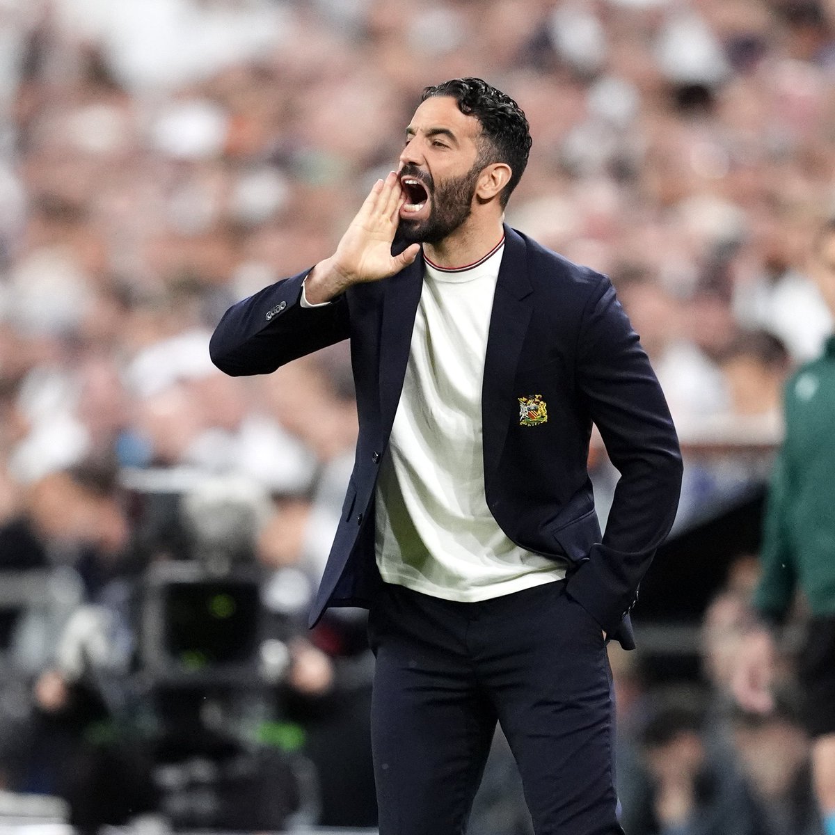 _BeFootball's tweet image. 🚨🚨 « 𝗝𝗘 𝗦𝗘𝗥𝗔𝗜𝗦 𝗟𝗘 𝗠𝗔𝗡𝗔𝗚𝗘𝗥 𝗗𝗘 𝗠𝗔𝗡 𝗨𝗡𝗜𝗧𝗘𝗗, 𝗣𝗔𝗦 𝗟’𝗘𝗡𝗧𝗥𝗔𝗜̂𝗡𝗘𝗨𝗥. 𝗝’𝗔𝗜 𝗘́𝗧𝗘́ 𝗧𝗥𝗘̀𝗦 𝗖𝗟𝗔𝗜𝗥 » 🥶

Rúben Amorim 🇵🇹 après le nul frustrant 🤝 face à Leeds (1-1). 🤯

« Je ne vais pas démissionner. 𝗝𝗲 𝘃𝗮𝗶𝘀 𝗳𝗮𝗶𝗿𝗲 𝗺𝗼𝗻…