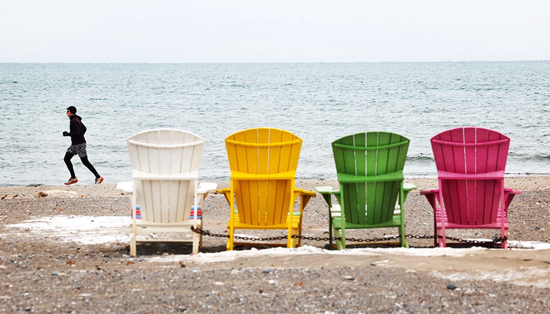 rlautens's tweet photo. We could all use a little colour in our lives these days. #woodbinebeach #toronto #beachscene https://t.co/3xVwlIoTTJ