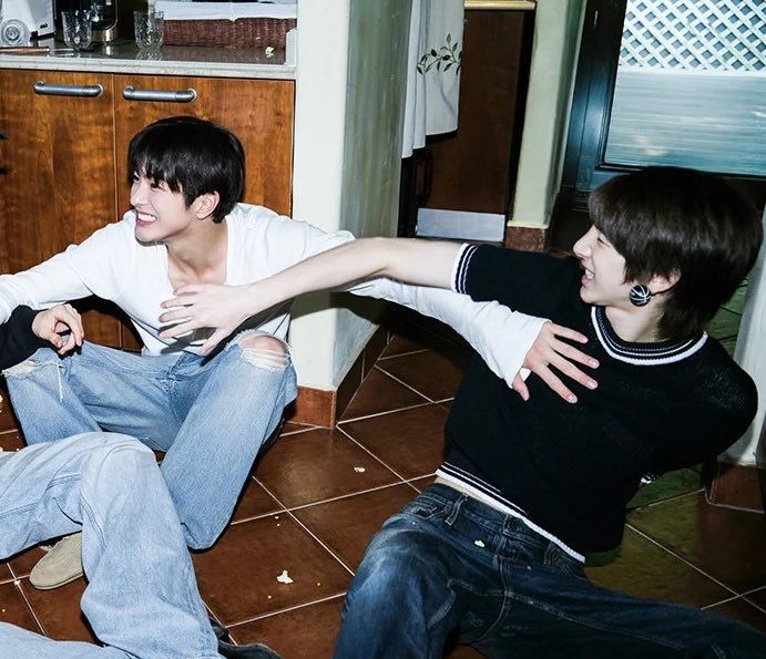 hohshina's tweet photo. keonhoon roommate few tweets au. https://t.co/dIikg4Uy8j