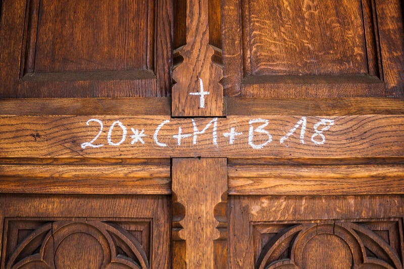 Pour l’Épiphanie, une tradition peu connue hors de l'Alsace et de l'Allemagne consiste à écrire, avec une craie bénie au dessus de la porte d'entrée, une formule qui, pour 2026, ressemble à ceci : 

20*C+M+B*26

Les chiffres font référence à l'année civile et les lettres