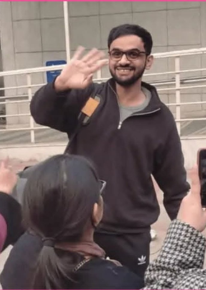 बलात्कार के अपराधी बाबा राम-रहीम को आज फिर से 40 दिनों की पैरोल मिल गई लेकिन उमर खालिद जैसे बेगुनाह मुस्लिम युवा अभी भी जेल के अंदर हैं.

ये है भाजपा सरकार की असलियत जिनको बलात्कारी से प्यार है और निर्दोष मुसलमानों से नफरत है।