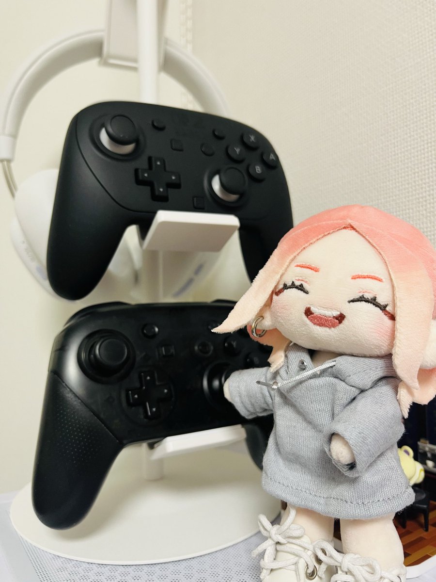 switchのコントローラーやヘッドホンがごちゃついていたのでコントローラースタンドを買ってみましたー！スッキリしてかっこいい☺️✨
