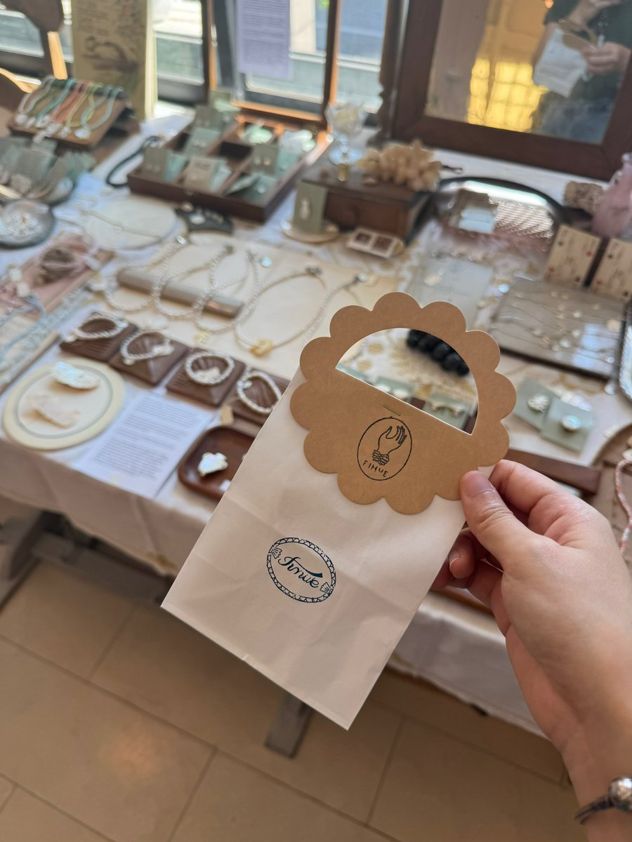 วันนี้ไปคาเฟ่ Fimue แถว bts พระขโนง
ร้านเล็กๆ น่ารัก สั่งชานม earl grey อร่อยดีนะหอม แล้วครีมนมข้างบนก็ดี (ไม่ชอบหวานแนะนำให้ส่งหวานน้อย)

ข้างบนมีขายของจุ๊กจิ๊กด้วย เน้นของที่ทำมาจากเปลือกหอยมุก แพกเกจจิ้งน่ารักมาก

#Mimijakin #อร่อยไปแดก #อร่อย #afternoontea #cafehopping <a href="/aroii/">@aroii บอกต่อ</a>