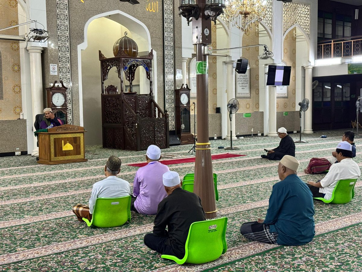 NajwanHalimi's tweet photo. Alhamdulillah, pagi ini saya dikurniakan kelapangan dan kekuatan untuk menunaikan solat subuh berjemaah di Masjid Jamek Raja Tun Uda, Seksyen 16.

Saya seterusnya luangkan masa menekuni kuliah subuh yang disampaikan oleh Ustaz Muhammad Hamdi Abdul Latif yang mengupas tentang subjek perubatan Islam.

Selepas selesai kuliah, saya luangkan masa menyantuni dan menyertai para jemaah menikmati sarapan pagi di perkarangan luar dewan solat.