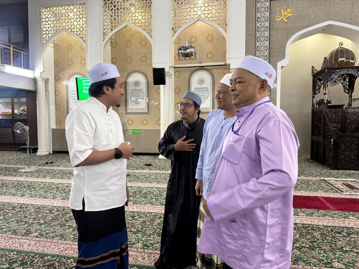 NajwanHalimi's tweet photo. Alhamdulillah, pagi ini saya dikurniakan kelapangan dan kekuatan untuk menunaikan solat subuh berjemaah di Masjid Jamek Raja Tun Uda, Seksyen 16.

Saya seterusnya luangkan masa menekuni kuliah subuh yang disampaikan oleh Ustaz Muhammad Hamdi Abdul Latif yang mengupas tentang subjek perubatan Islam.

Selepas selesai kuliah, saya luangkan masa menyantuni dan menyertai para jemaah menikmati sarapan pagi di perkarangan luar dewan solat.