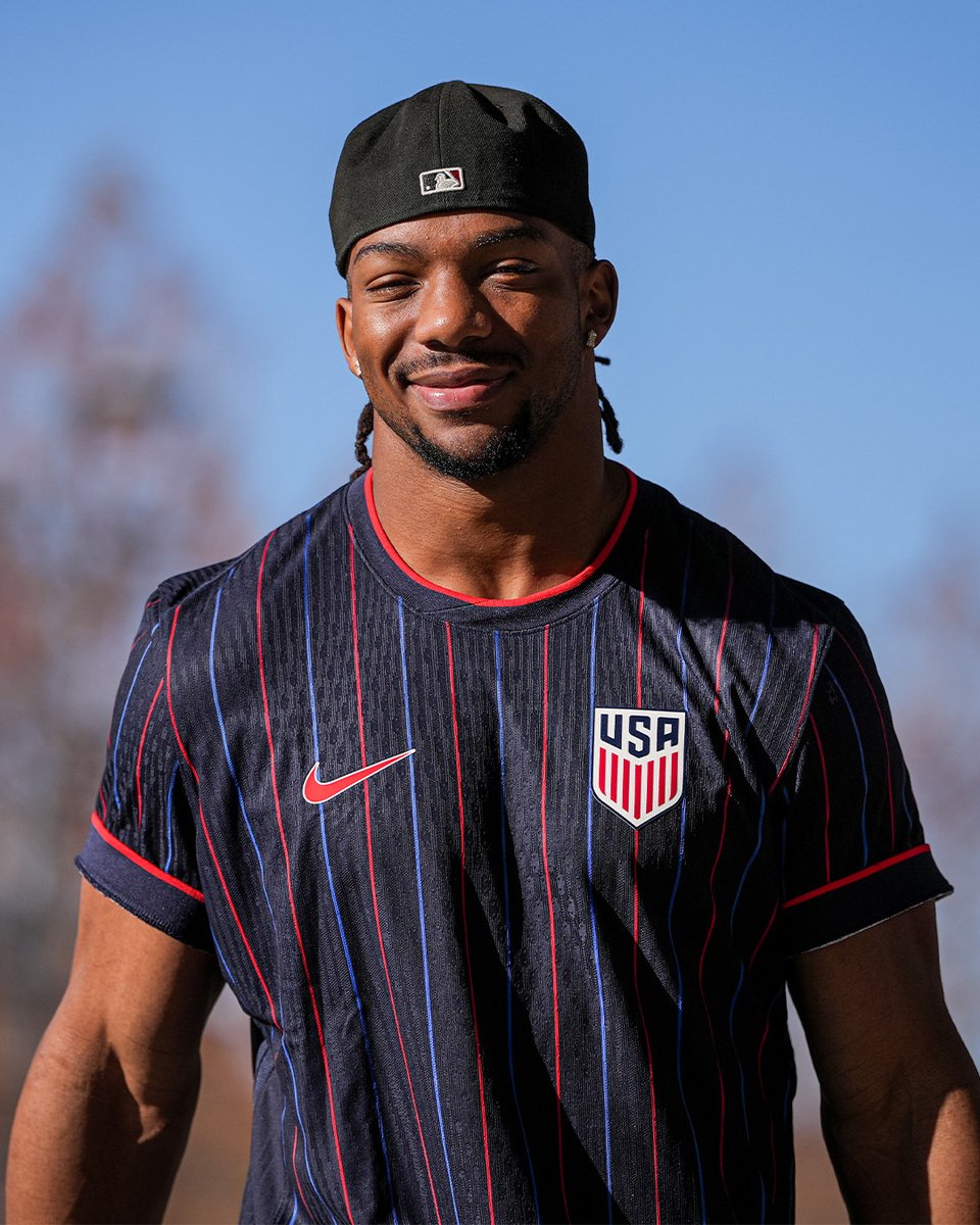 AtlantaFalcons's tweet image. Bijan kickin' it with @ussoccer 🤝