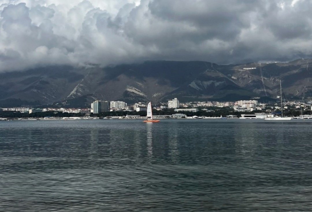 весь день дождь с ветром ☹)) еще и забанили 🤧(((