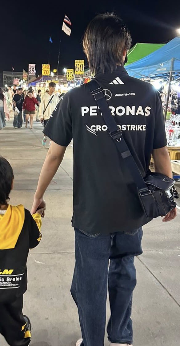 จขช.เค้าเจอเป้อที่เซฟวันโกแล้วบอกหล่อมากในมือถือของกินแล้วก็กินไรไม่รู้ แต่หล่อมากเลยมองไป3รอบ เห็นใส่เสื้อตราเมอซิเด้ดข้างหลังเลยตั้งชื่อให้ว่าพ่อหนุ่มเมอซิเด้ด555555555 ใครเจอนางก็ต้องพูดเปนเสียงเดียวกันว่าหล่อมาก

#COPPERdechawat